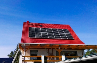Solarmodule auf dem Dach in Ost-West-Ausrichtung 